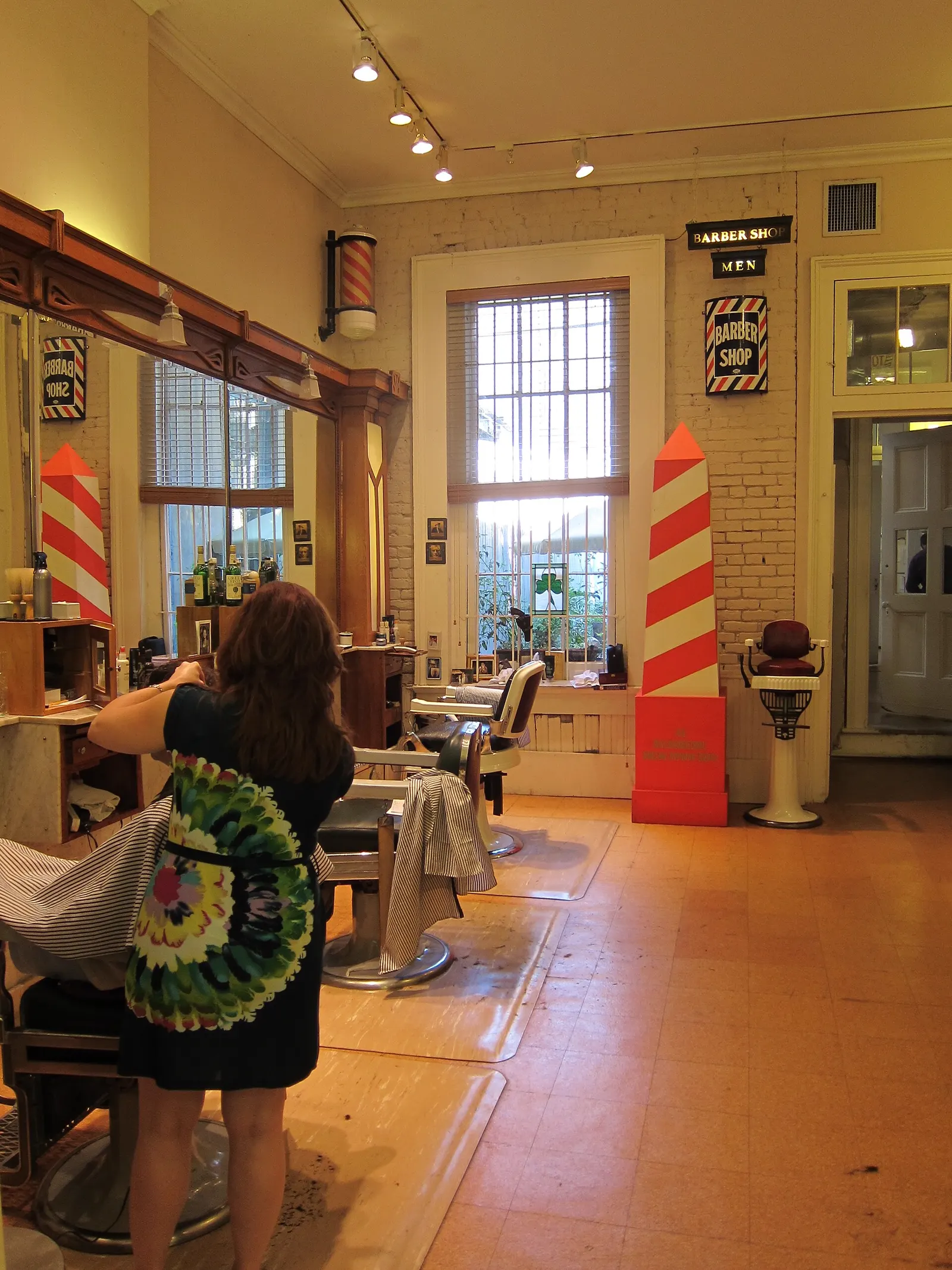 Salão de barbearia com postes listrados de vermelho e branco